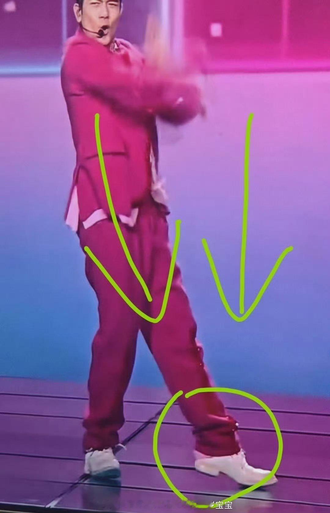 谁把郭富城鞋踩掉了这业务能力真的惊到我了鞋子都掉了，表情没变，动作没收，节奏没乱