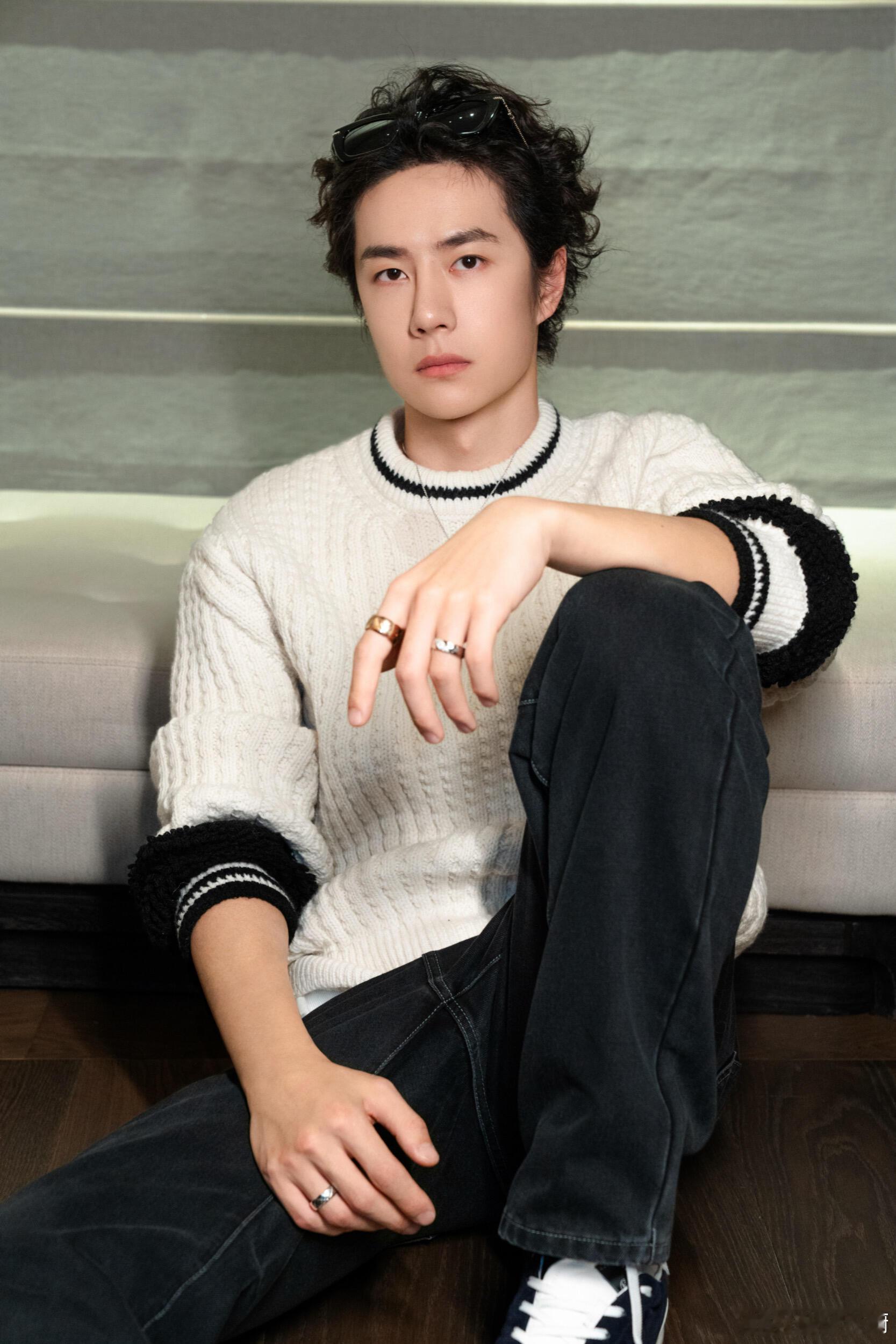 王一博太帅了！毛衣和发型完全戳中我 