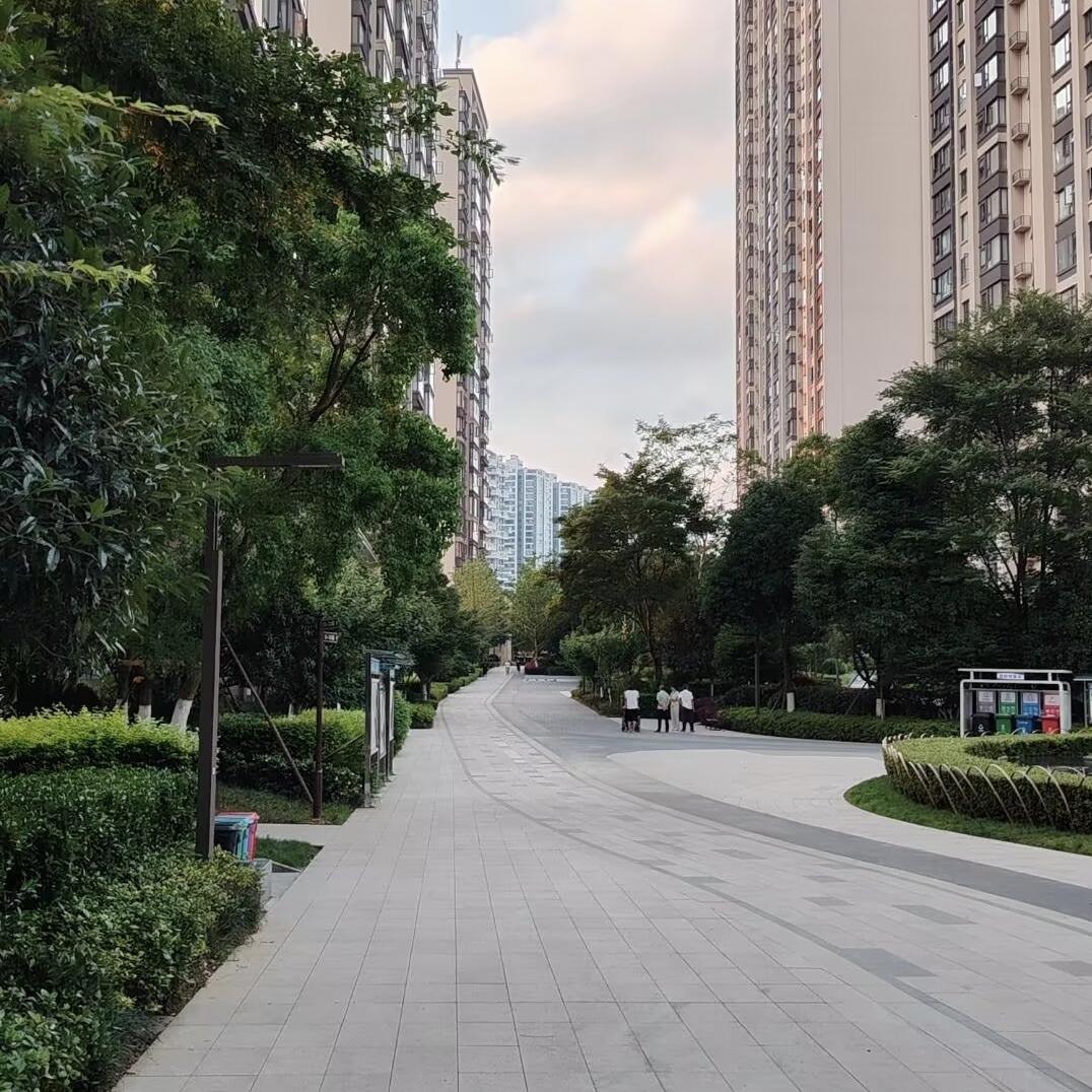有些人，经常说要找个有趣的人过一生，但有趣的人出现时，她们只会问“你一个月赚多少