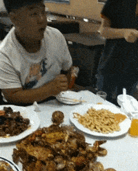 小两口是第一次到东北吃饭吧