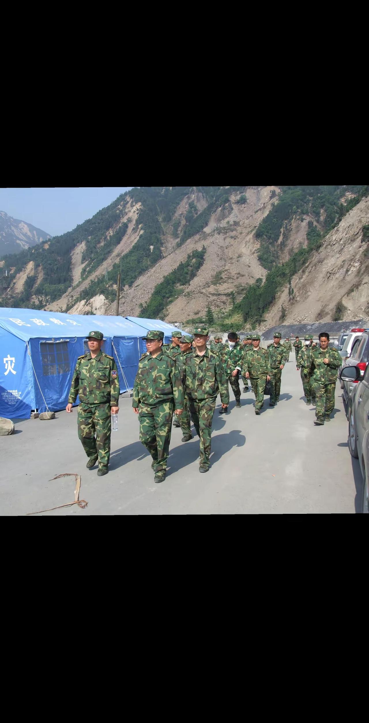 心系灾区，情暖铁军。