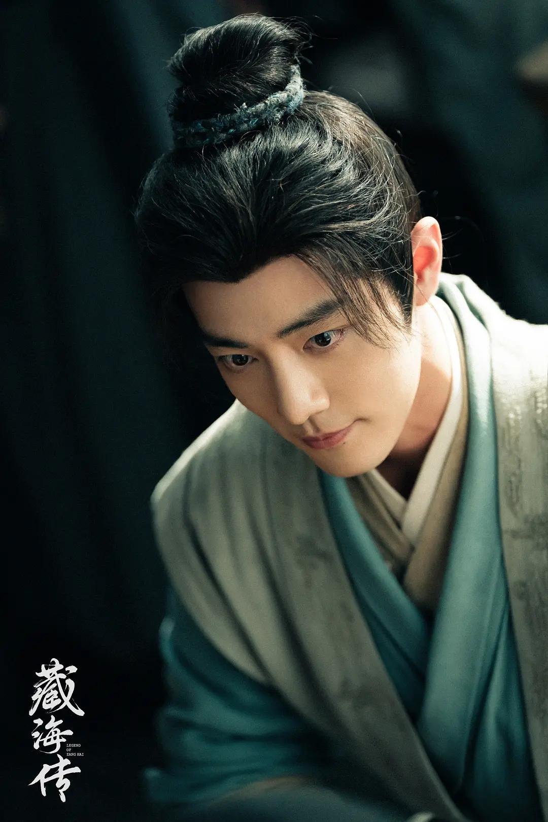 看到这个话题，好想说点什么。

肖战和成毅的古装扮相，都有自己的亮点。

至于谁