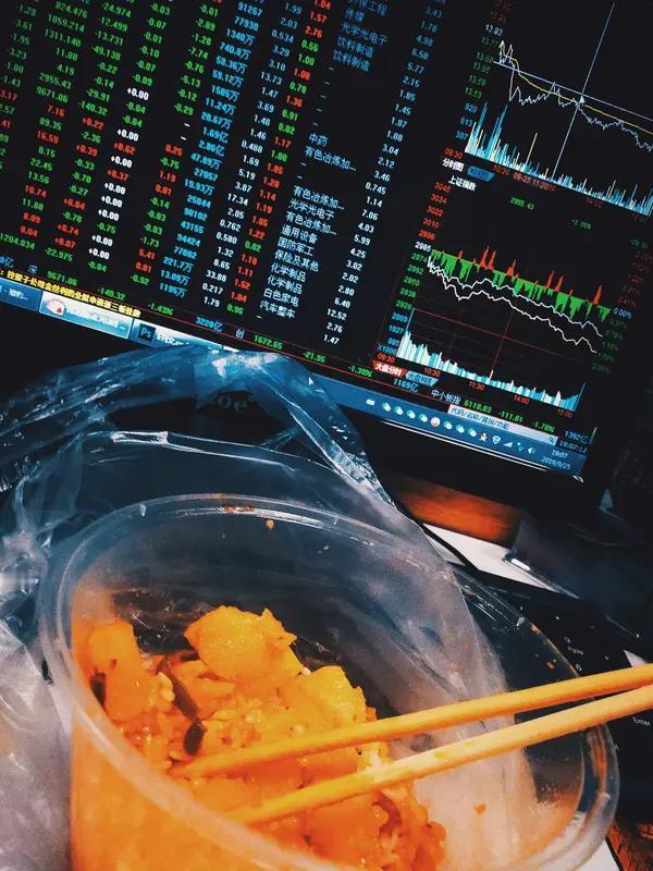 股市里最高境界，在我看来是“手中有股，心中无股”。就像有个朋友，他从不每天盯着K