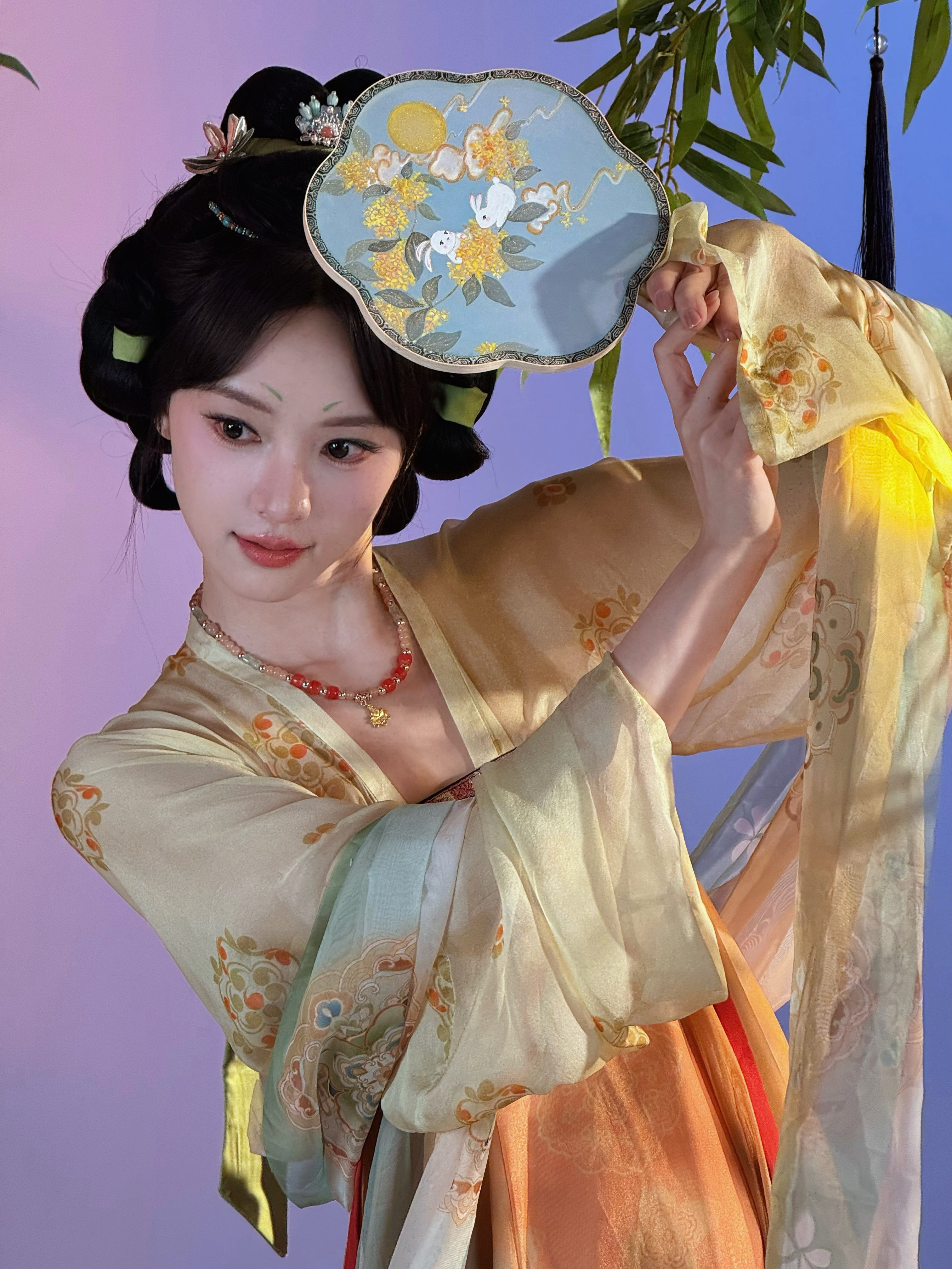 没认出是黄灿灿这竟然是黄灿灿黄灿灿中秋晚会造型氛围感好绝，娇俏的公主气质，很难和