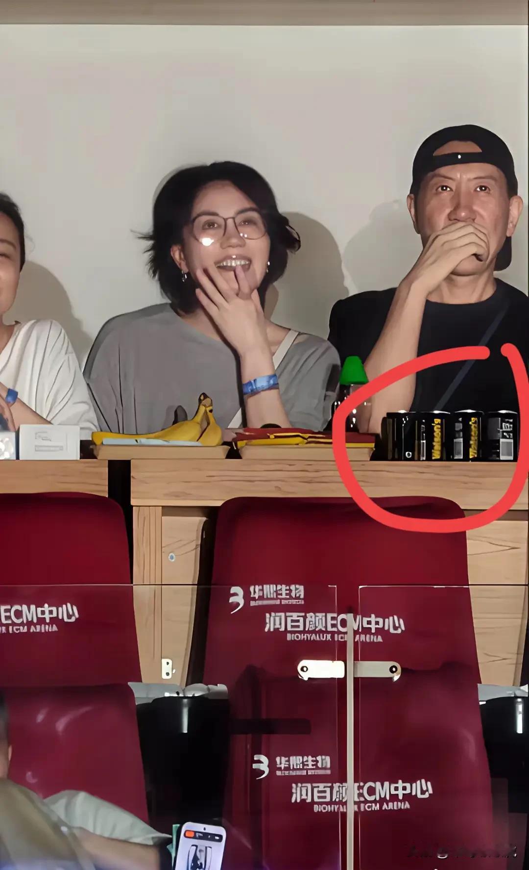 王菲旁边的大叔看着好眼熟，就是叫不出名字来！！[捂脸]