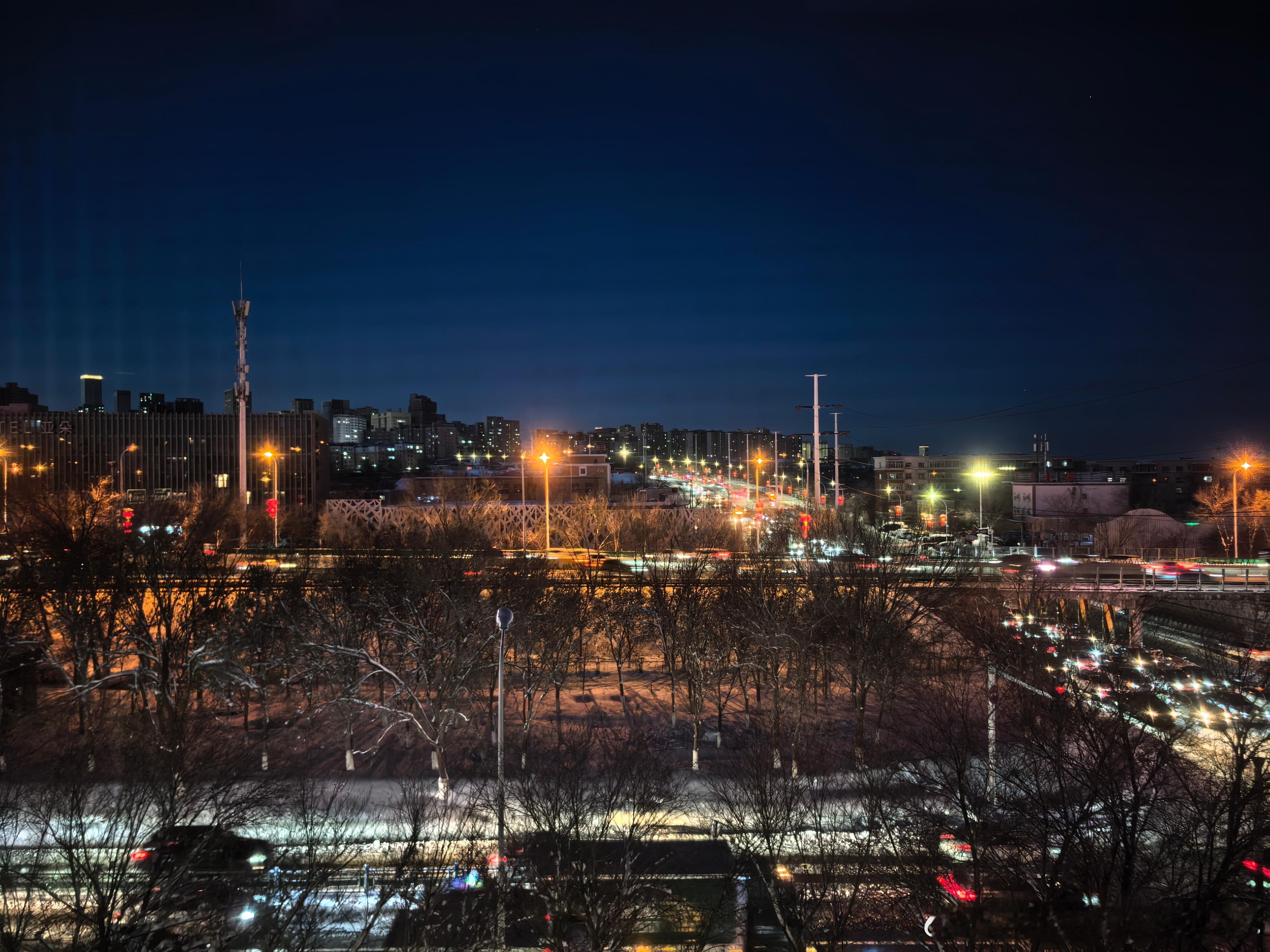 此时此刻的乌鲁木齐，这边看日出倒是不用起大早 乌鲁木齐