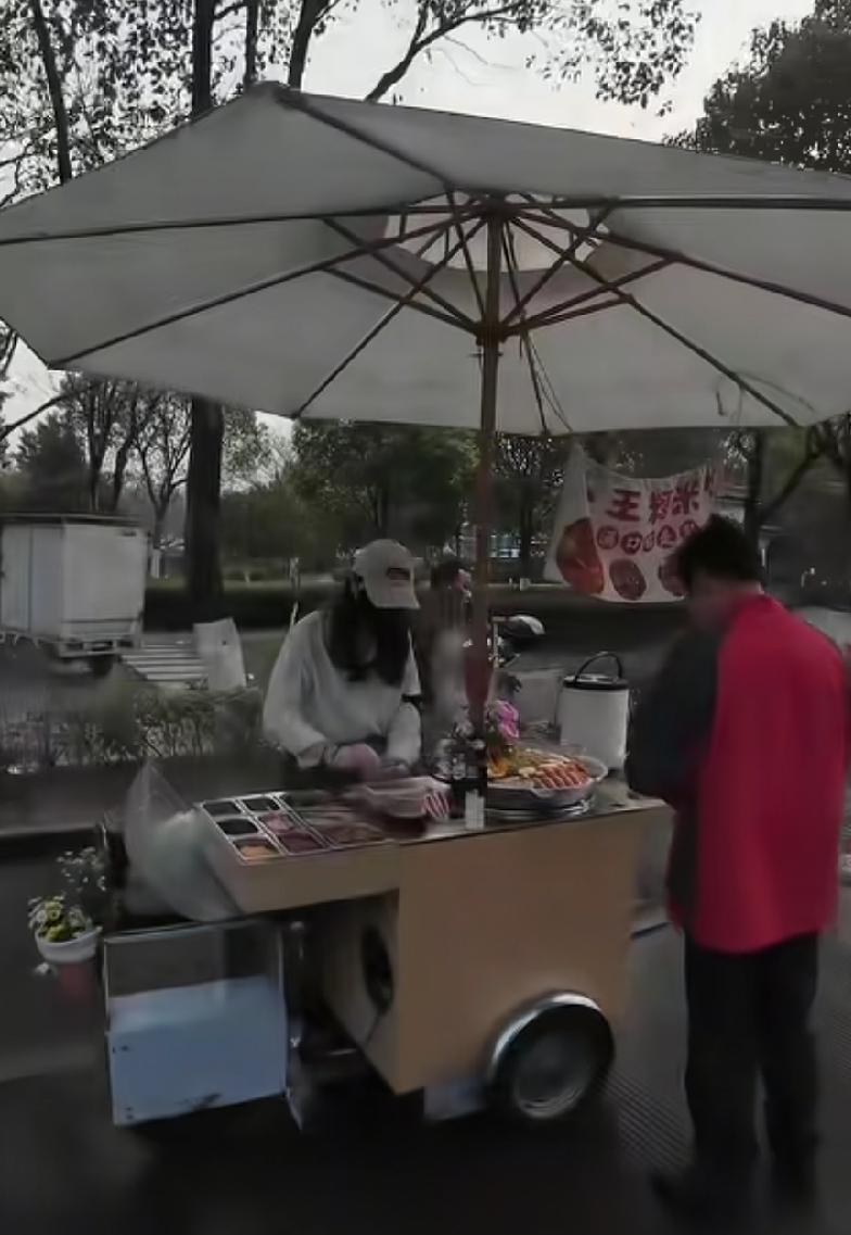 许多城市都在搞夜市了，我们所在的城市准备在万达广场集中摊位办夜市。我朋友在一个健