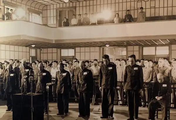 一个日本人的清醒发言，直接戳破了东亚百年恩怨最残酷的真相。

他直言不讳："我们