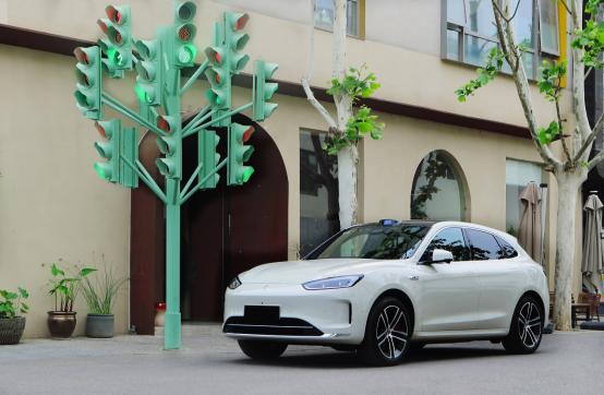 我今天刷微博看到新闻说，高考后好多地方的驾校报名都爆满，确实啊，以后就没有这么长