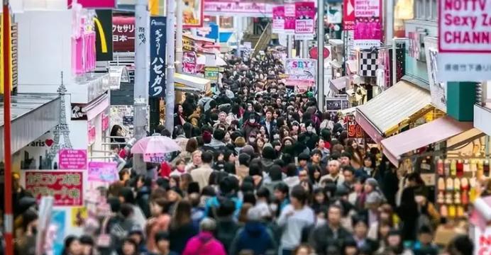 日本“失去的三十年”，最赚钱的不是高科技，是“廉价快乐”。一边低欲望、不婚不生，
