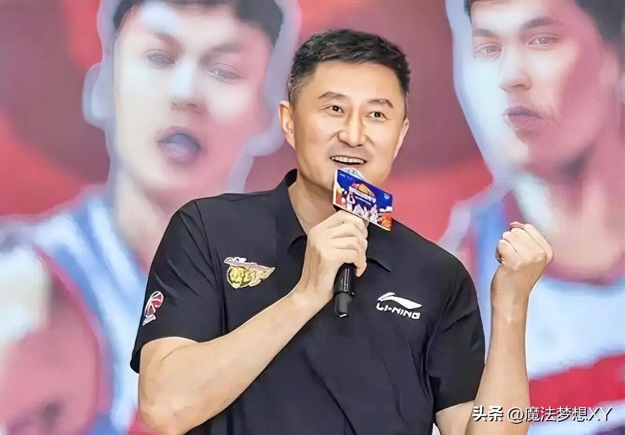 大家发现没？
崔永熙今晚赛季首秀，
主教练杜锋表现的比小崔
还要高兴！

今晚C