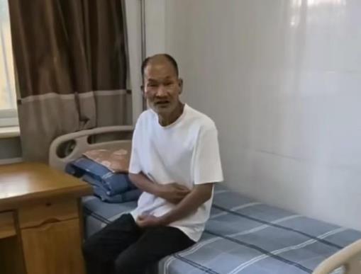 残障老人的亲人们记得给黑心老板要工资！
残障老人走失了，家人到处发广告寻找，心急