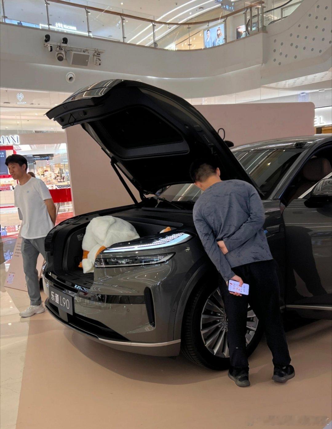 你还别说，这前备箱是真大！一般车都没有这么大吧！乐道L90 ​​​