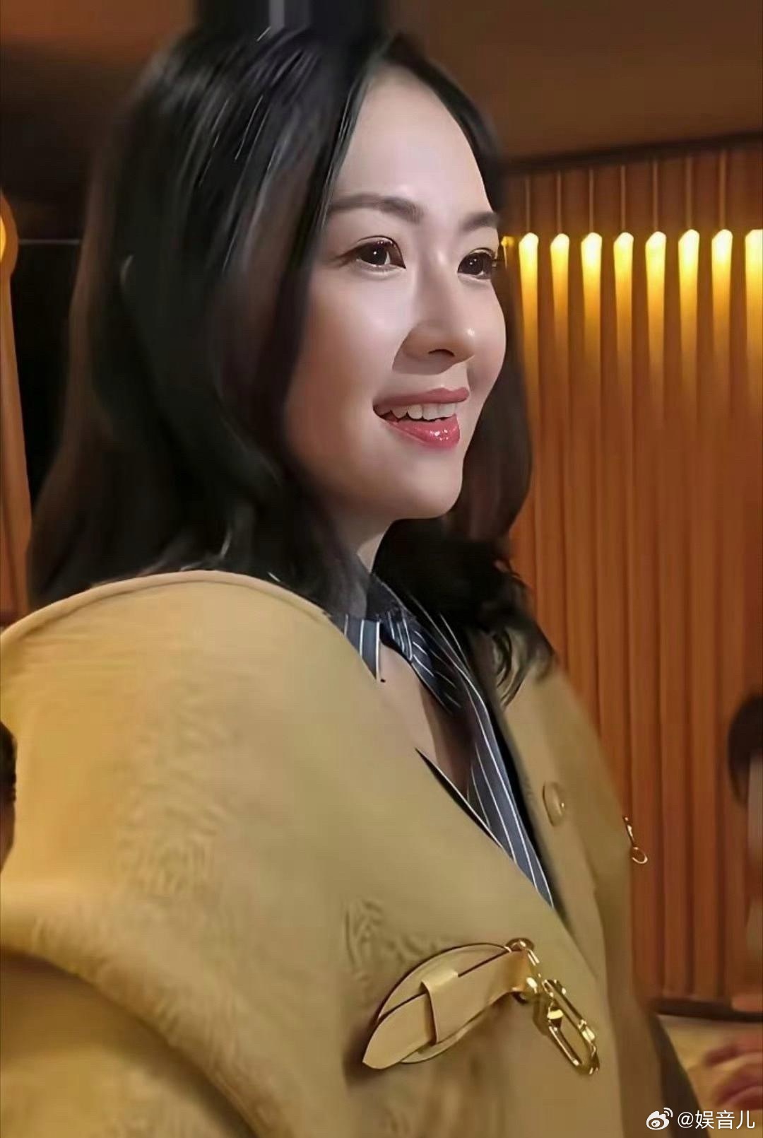 看来章子怡是彻底修养好了，这面色红润的样子很美好！ 