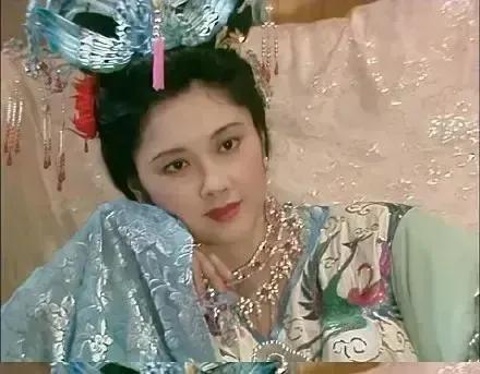 八十年代中国古装电视剧里最美的女性角色排名：
①朱琳在西游记中的女王，她的美是一