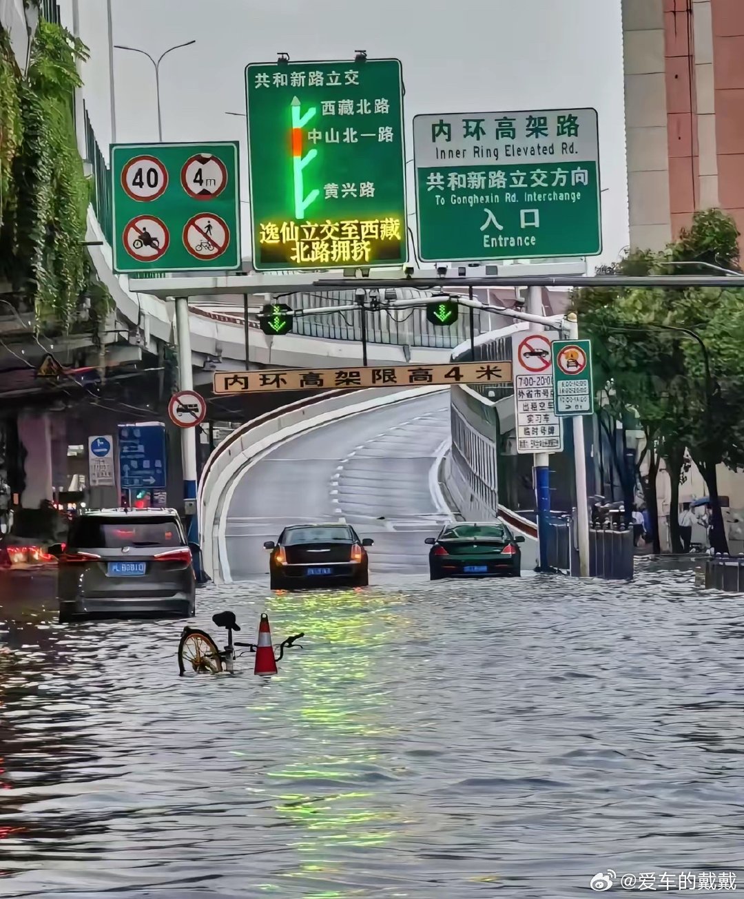 上海台风 今天从睡醒就开始刷到上海台风暴雨，到处都淹了，市区成了海上。上海的朋友