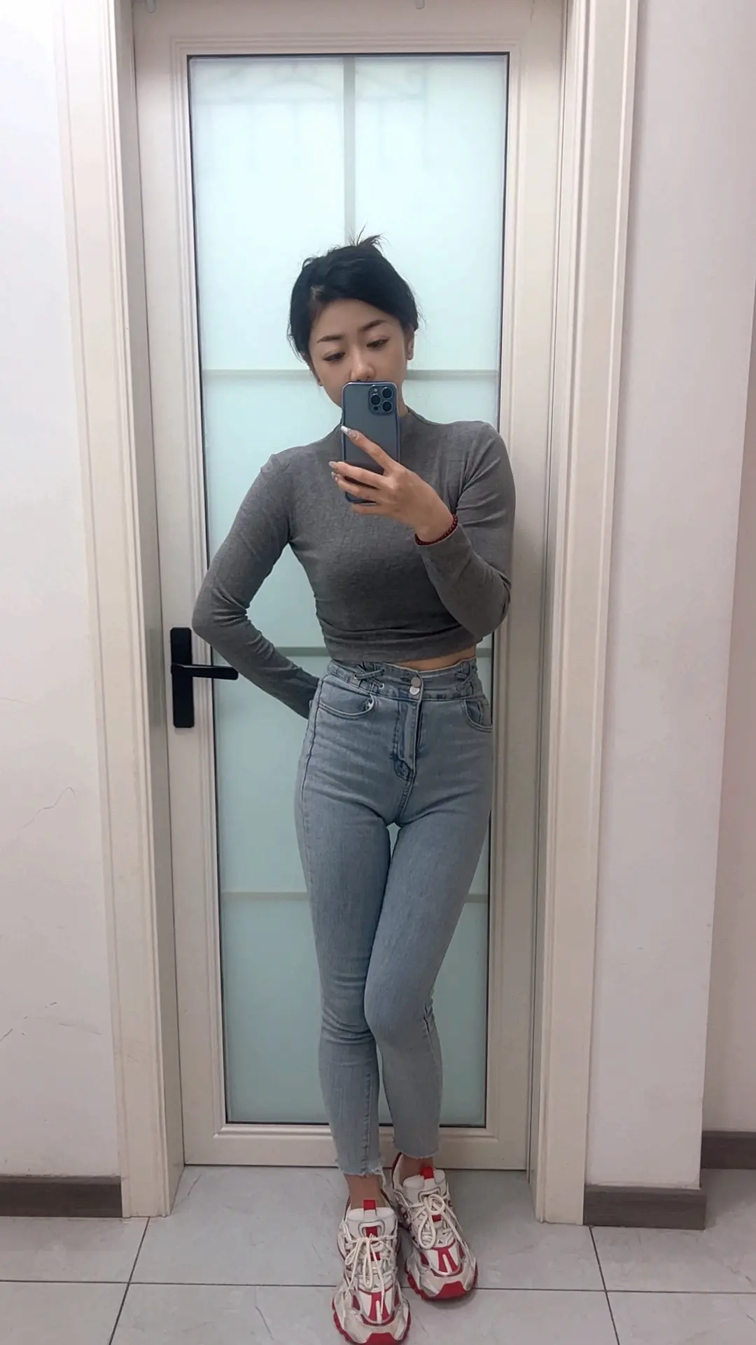 刚离婚那年，桃花特别旺，可就是不想谈。如今就想找个老实人一起生活，发现...