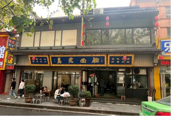 陕西西安，一家饺子馆收留了一位瘸腿姑娘，管吃管住工资1200元。4年后食客渐少，