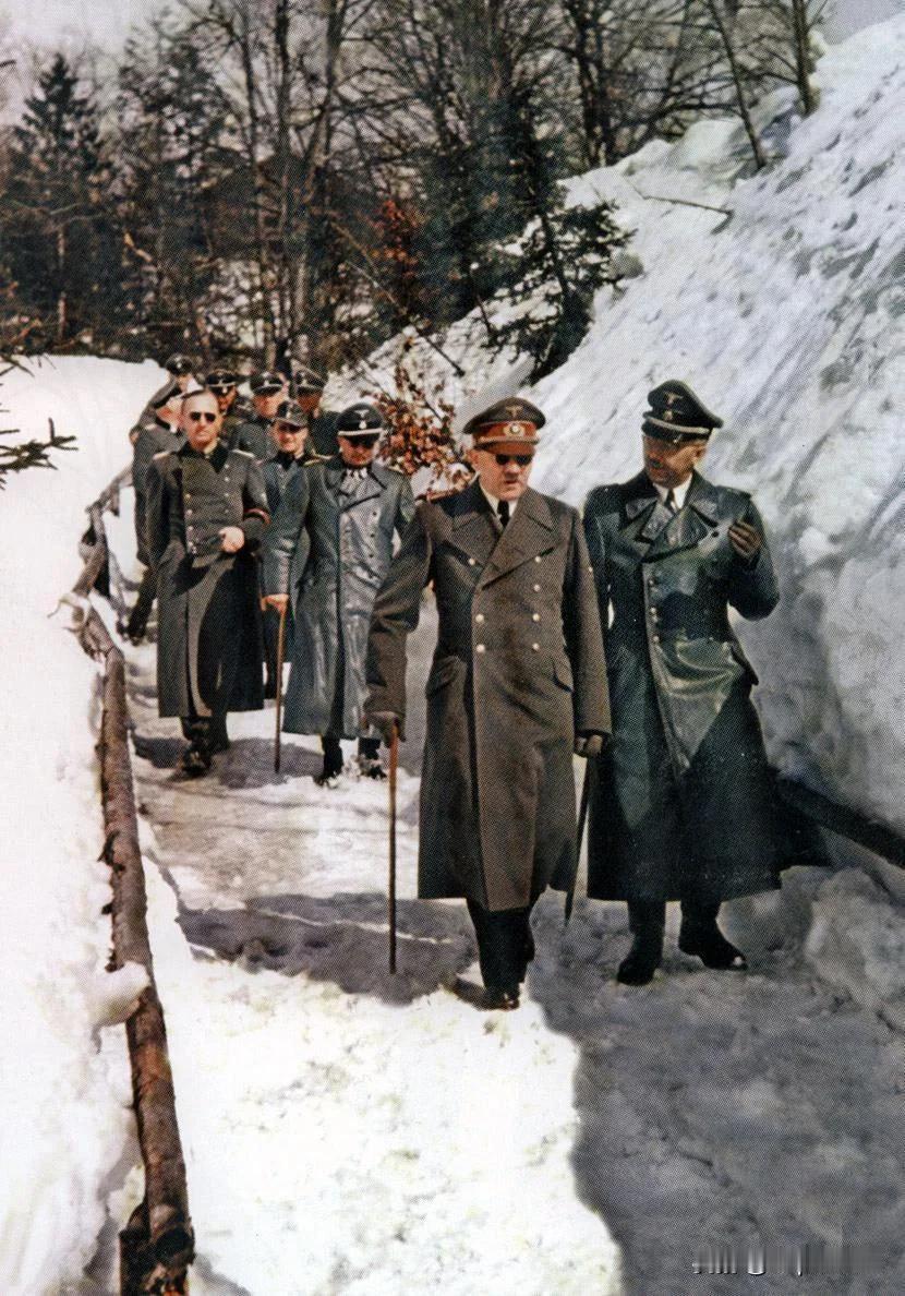 1944 年 4 月 3 日，小胡子在上盐山附近散步 
上盐山是位于德国巴伐利亚