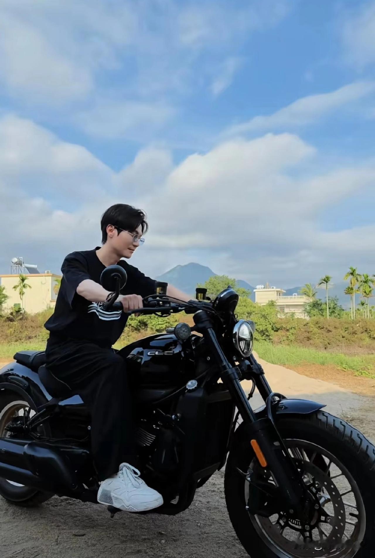 陈楚生，放假无比幸福！家才是他的港湾！骑上他心爱的大摩托，陪孩子钓鱼，
带着美美