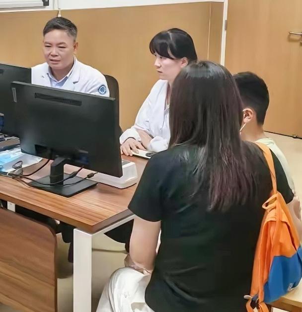 浙江杭州，一 13 岁男孩从 9 岁起被偏头痛折磨了整整 4 年，每次发作疼痛高