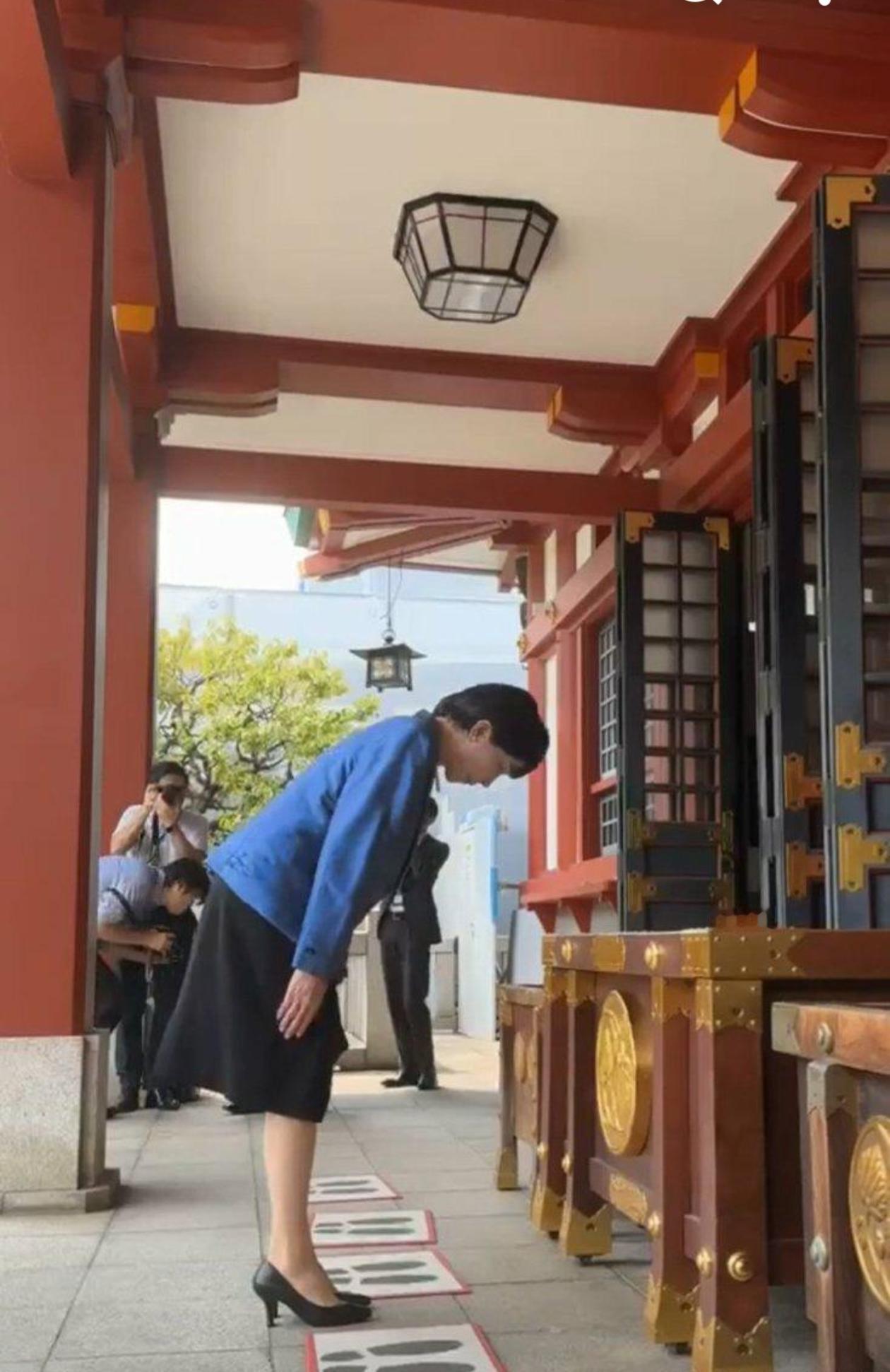 高市早苗当选日本首相，对中国影响复杂。她是右翼政客，多次参拜靖国神社，在涉台问题