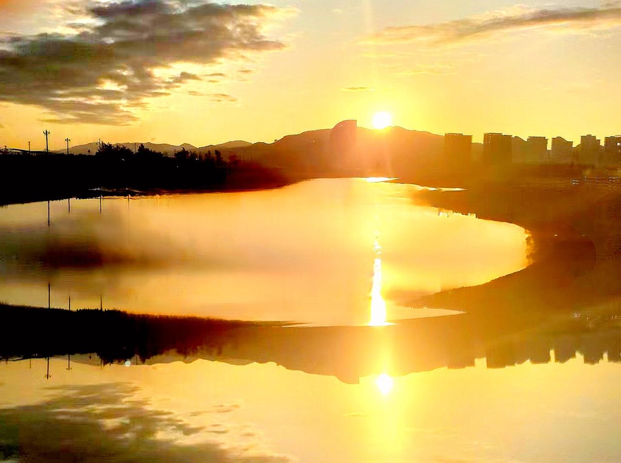 夕阳无限好，手机原创：图片拍摄于海南龙栖湾。
山水日落美景 落日余晖映水湖 湖光