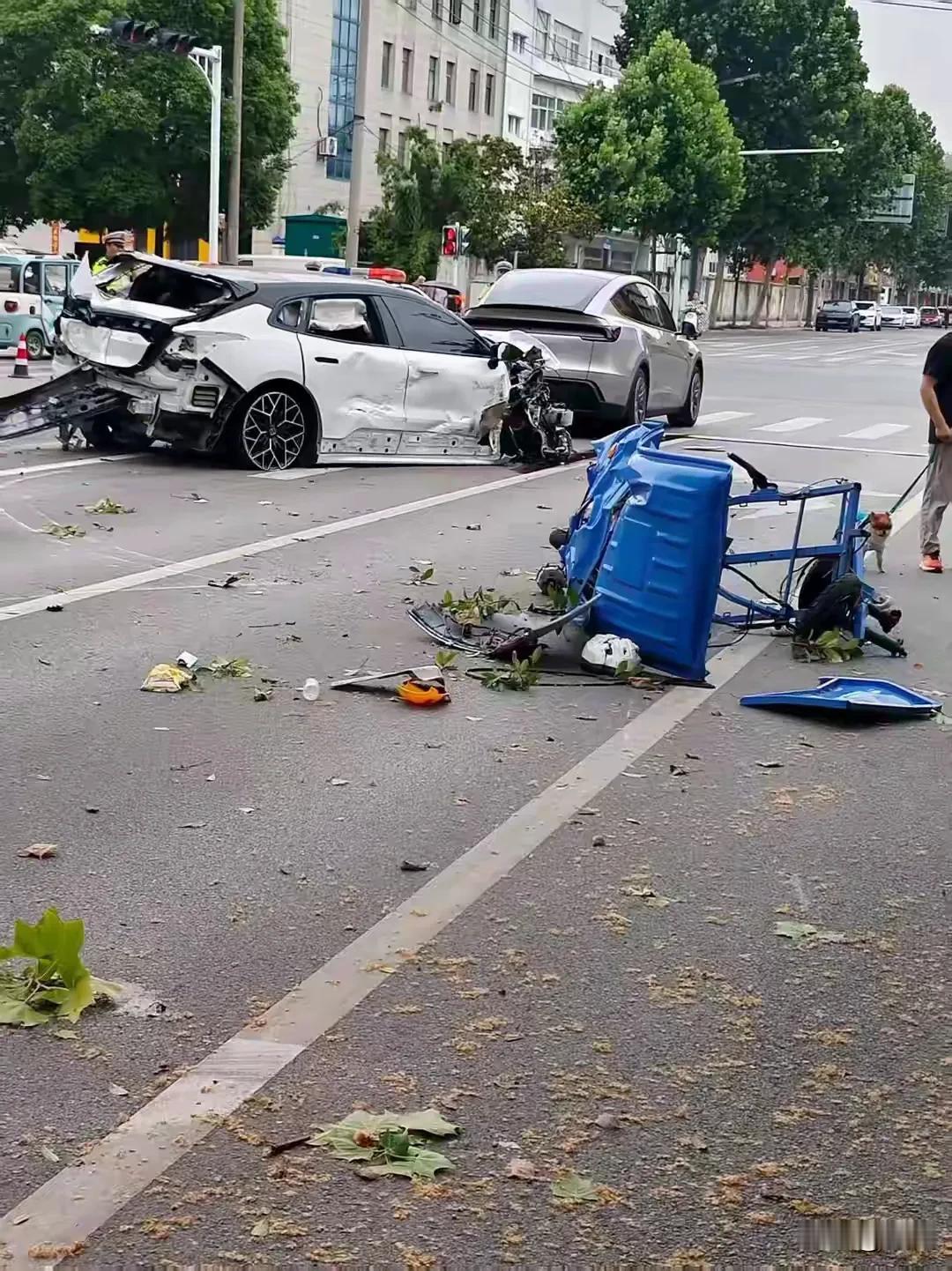 环卫工夫妻双双当场死亡，一男两女疑似酒驾超速出严重车祸，副驾驶男子下车离开，一名