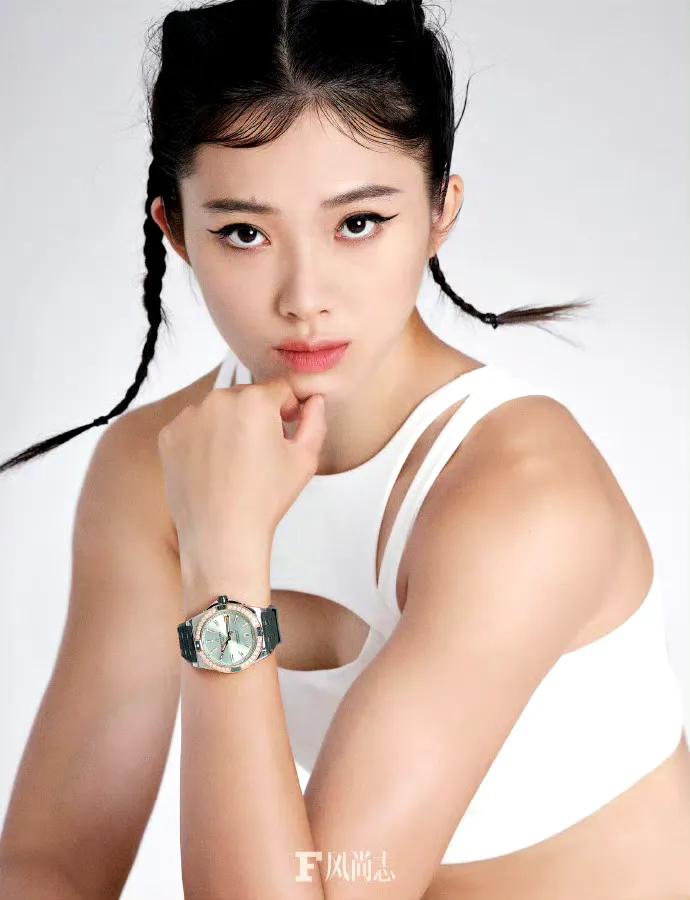 吴艳妮，纹身没了！
她的麻花辫和肌肉简直完美结合！完美搭配。
手指朝天的标志性动