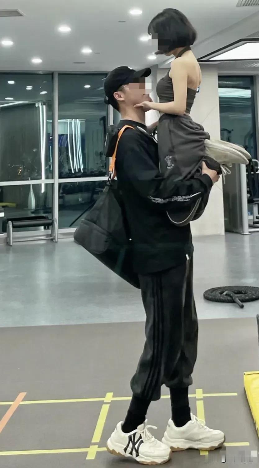 还有比这更完美的身高差吗？男生身上那个背包，一打开就能把女生背走了。像这种身高的