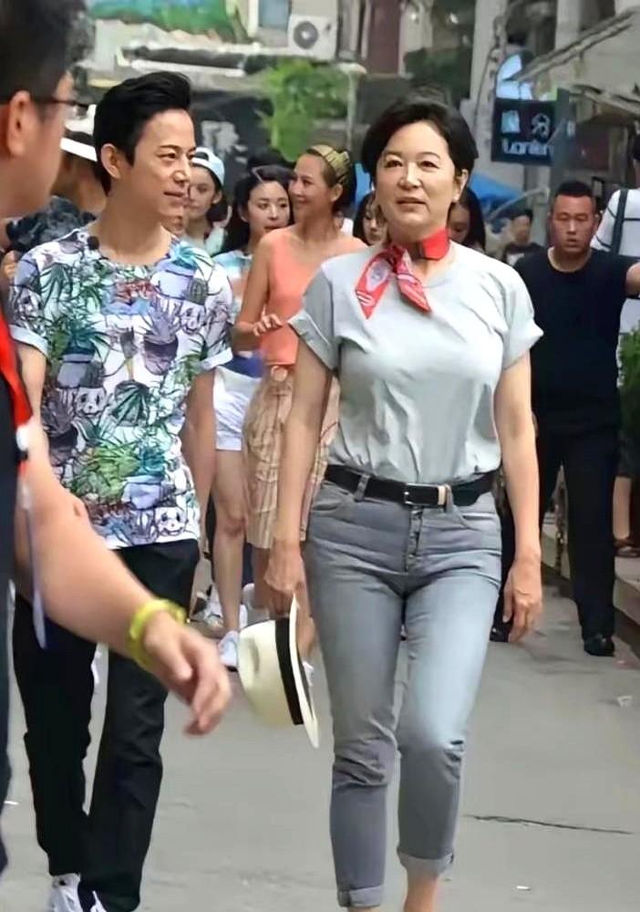 都说女明星靠医美，71岁的林青霞偏不。

她不碰保健品，也不做拉皮。朋友说她自律