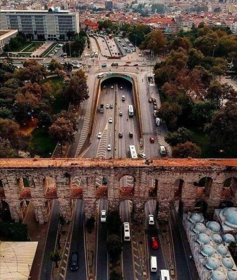 历经 1600 年，由罗马皇帝瓦伦斯（328-378 年）建造的引水渠依然屹立不