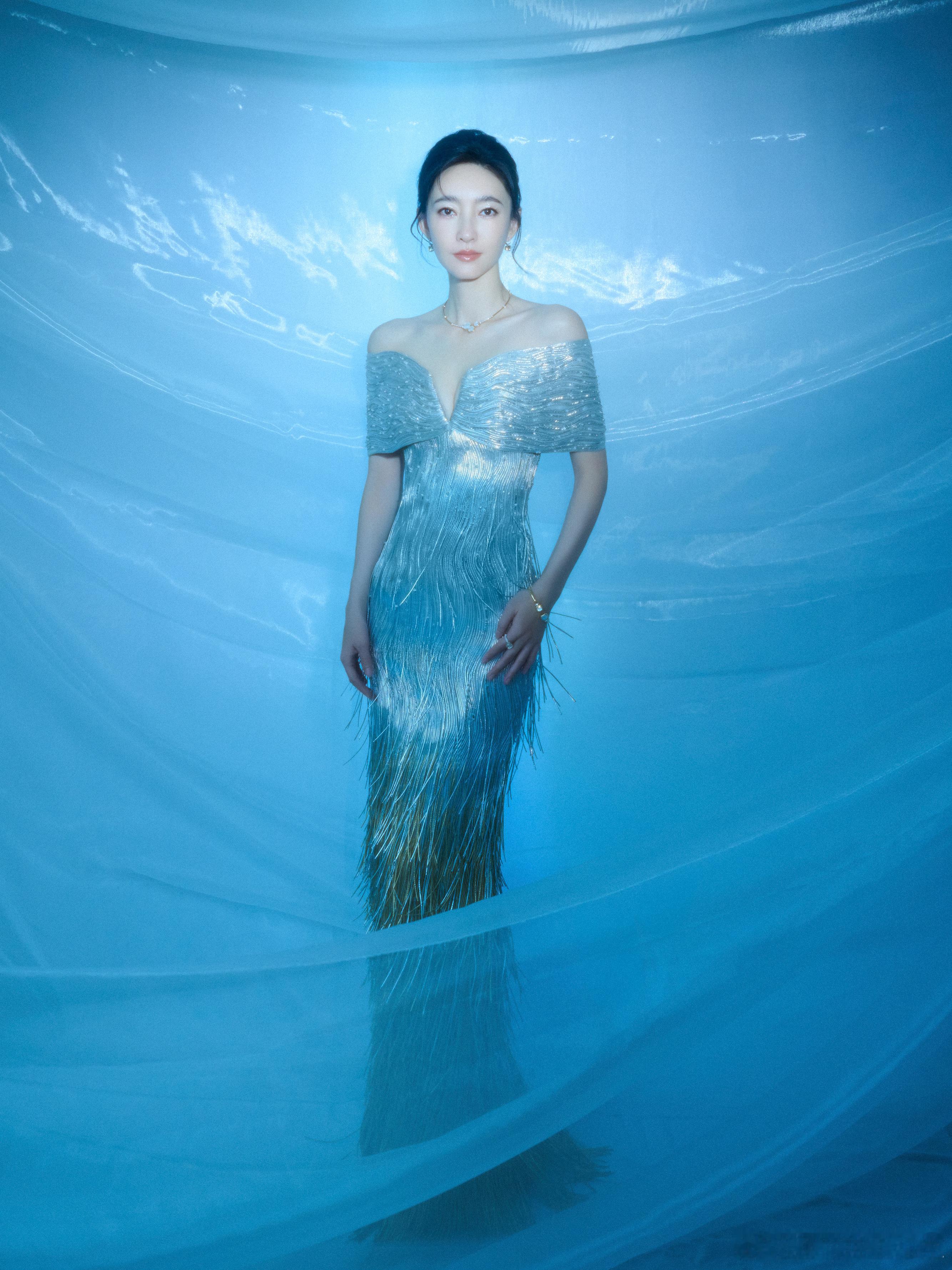 光被海浪揉成丝，流动的蔚蓝谱写新的故事。演员 亮相 入场仪式暨颁奖典礼闭幕式。 