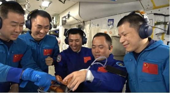 美国这下坐不住了！不是因为自家问题，而是因为咱们的空间站全是中文，没有一个英文！