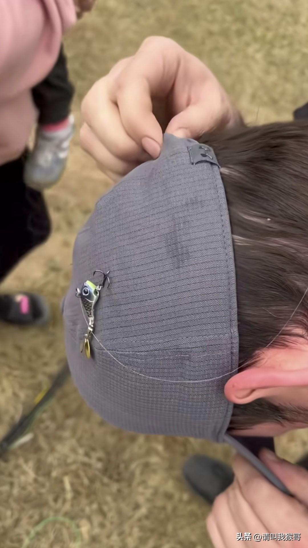 这位玩路亚的哥们，就是因为摔杆之前没有观察四周，结果一杆甩出去，钩子直接挂到路人