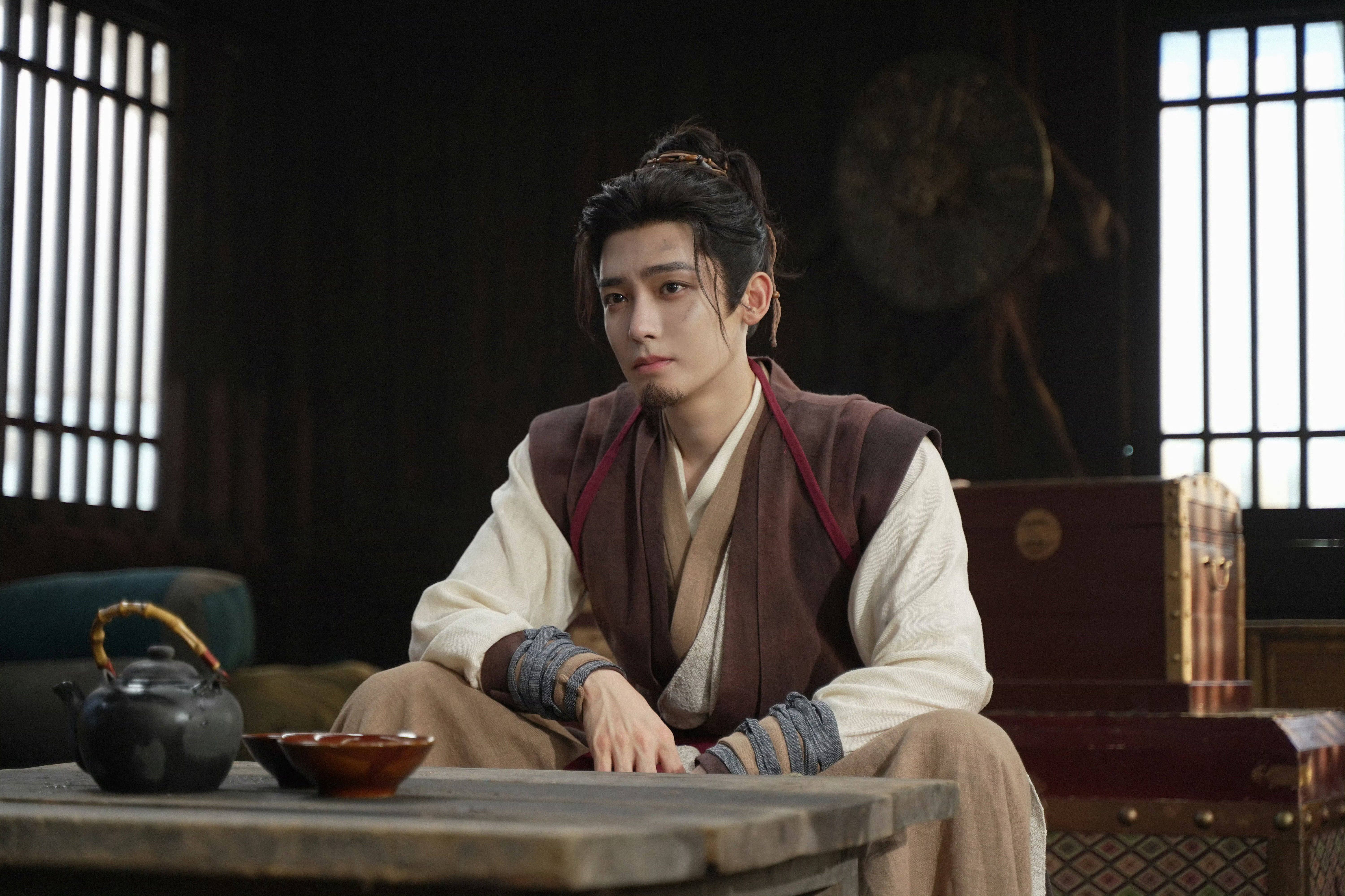 追平侯明昊主演的《雀骨》，深深被剧情打动，故事不局限于情爱，兼具权谋博弈与家国情