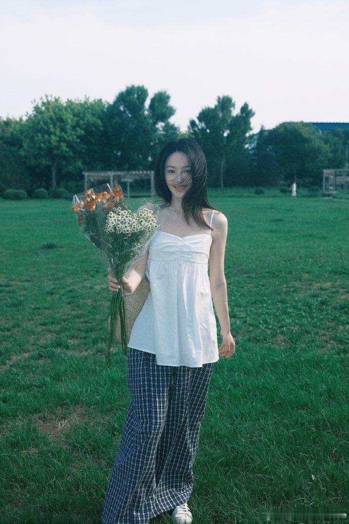 黄梦莹这次真的不一样了这组活动生图完全不输时尚秀场，原相机下颜值和体态双双在线。