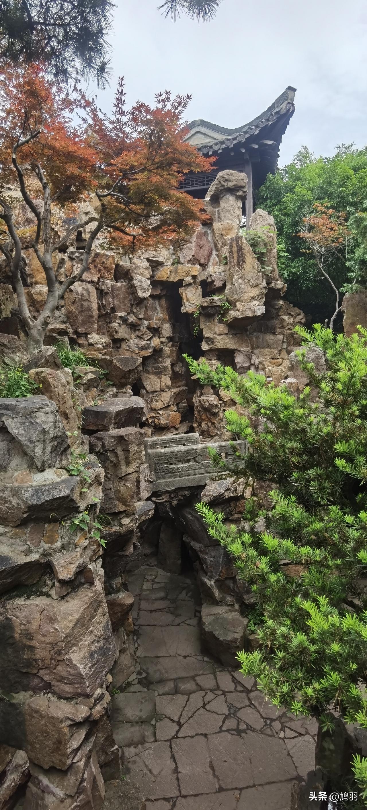 不得不说，用太湖石堆叠出春夏秋冬景，这匠工简直神了！就拿春季景来说，太湖石被巧妙