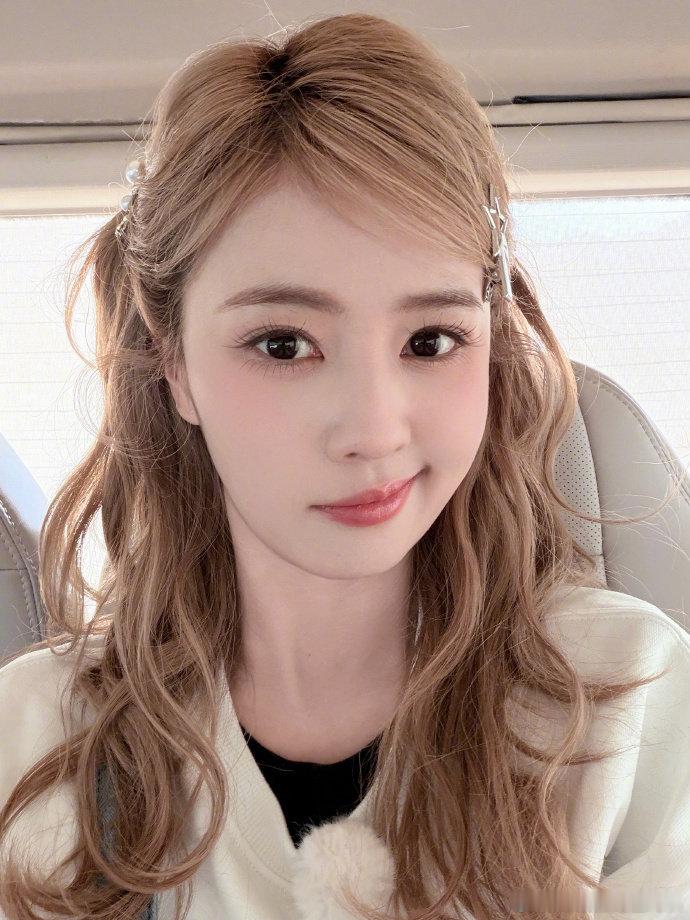 白鹿怼脸萌娃，谁懂这个白鹿怼脸美萌感呀，咱就说请照这样的质量继续萌翻我吧！