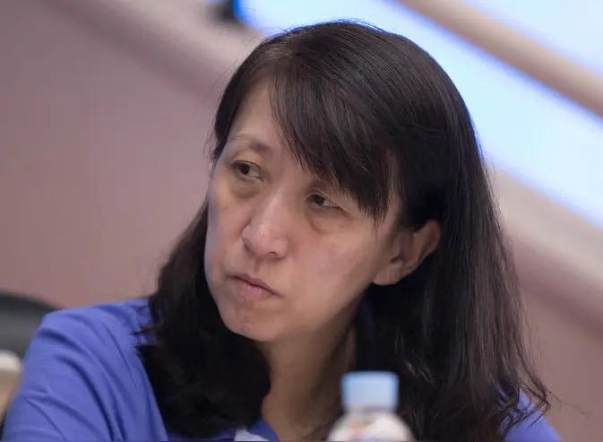 中国女排从顶尖球队下滑到二流弱剧，主要原因有以下几点：

1，缺少“明知难赢，也