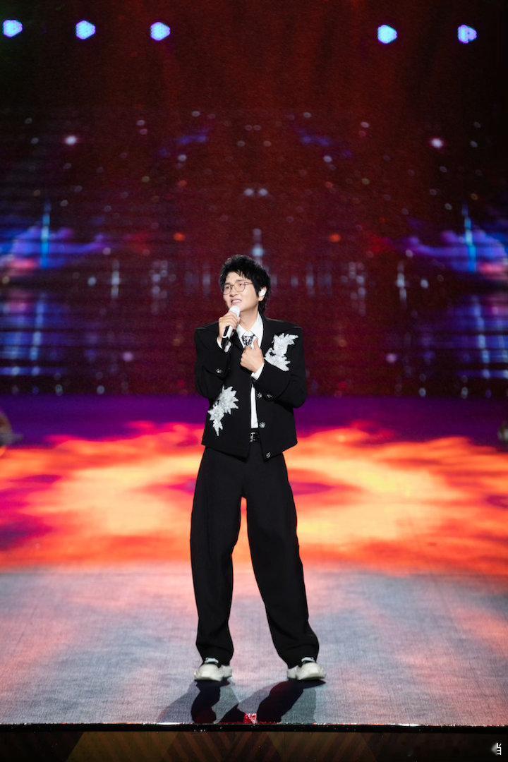 周杰送考孙楠披荆斩棘实力嗓音搭配多年知己陪伴，孙楠披哥初舞台曲目敲定，周杰暖心前