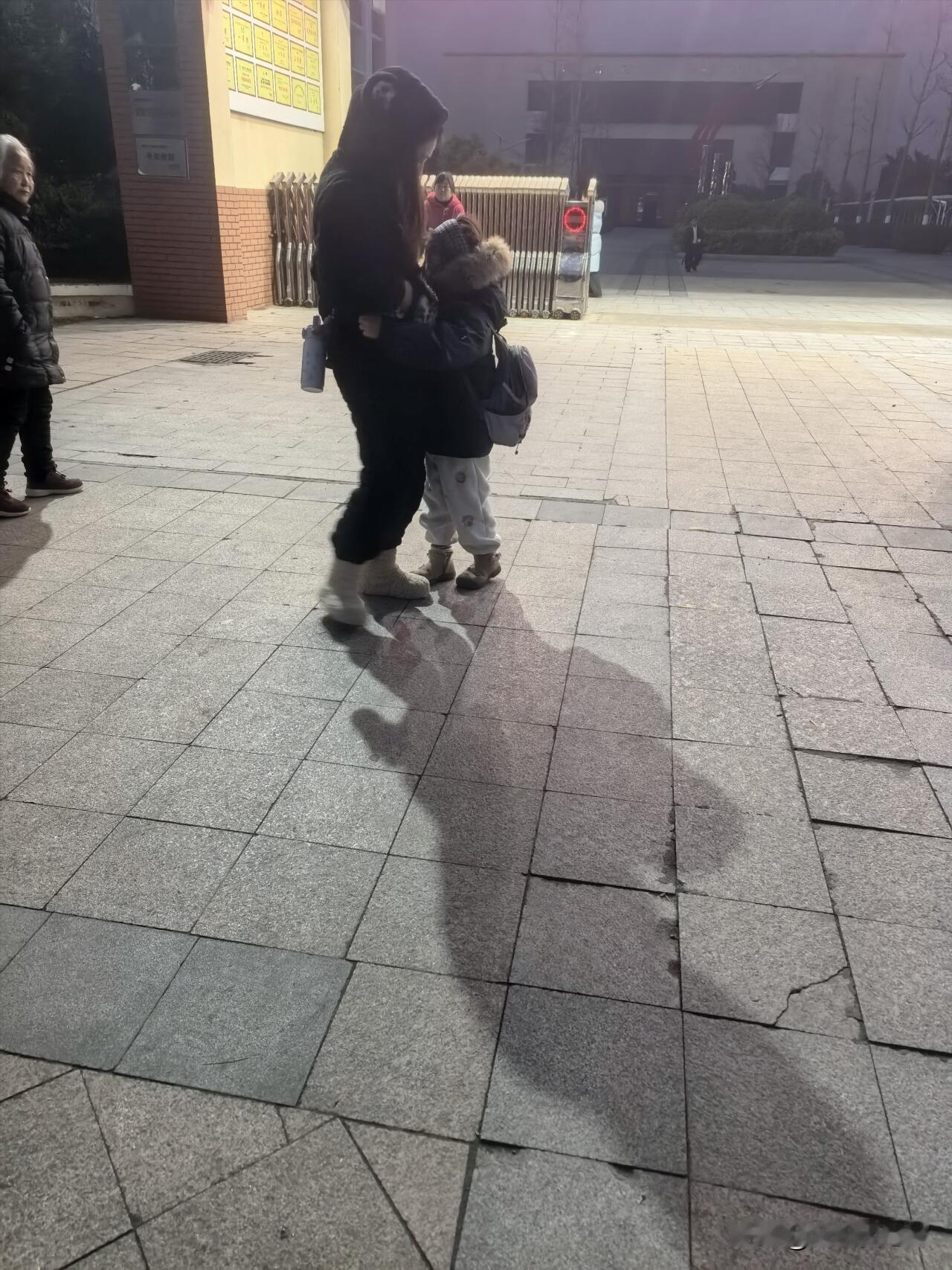 今天接孩子放学的时候，听一位老师对着一位家长不停的反馈情况(抱怨)：这咋弄？天天