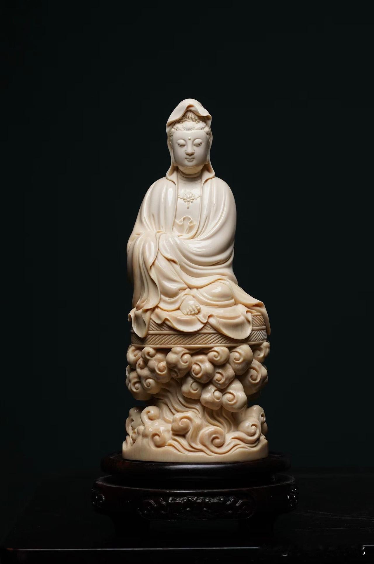很多观音像，看的是工。
而真正能让人反复回看的，往往是“气”。

何朝宗款观音最