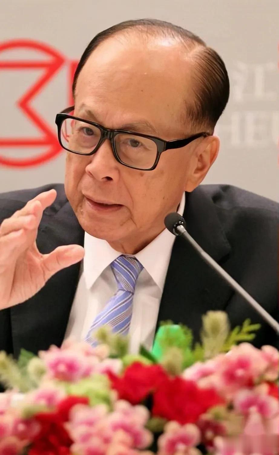 关于李嘉诚，你不知道的三件事:

1.李嘉诚作为全球商业大亨，身价300亿美元，