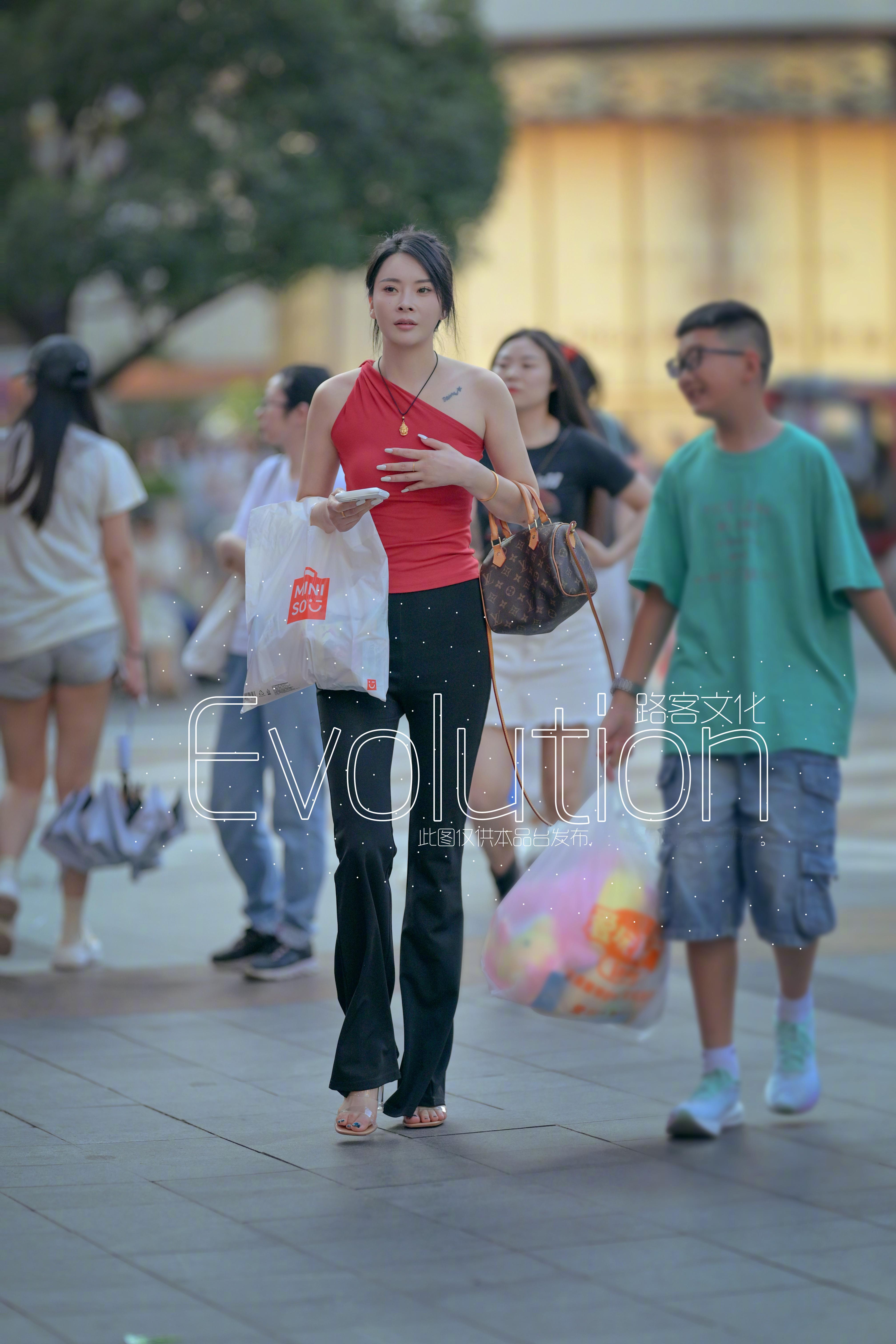这种露一半肩头的T恤真的太复古了 ​​​