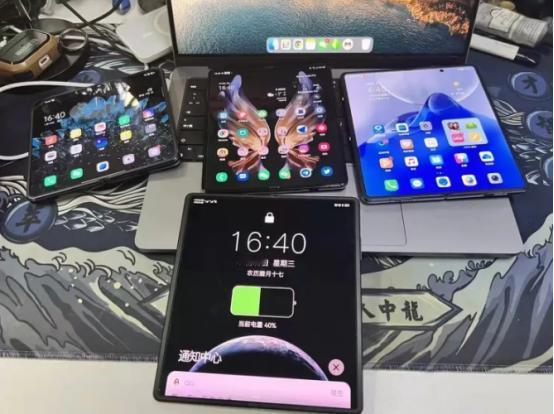 你们觉得折叠屏手机要成为主流该怎么搞，才能摆脱华而不实电子奢侈品标签
 
一说起
