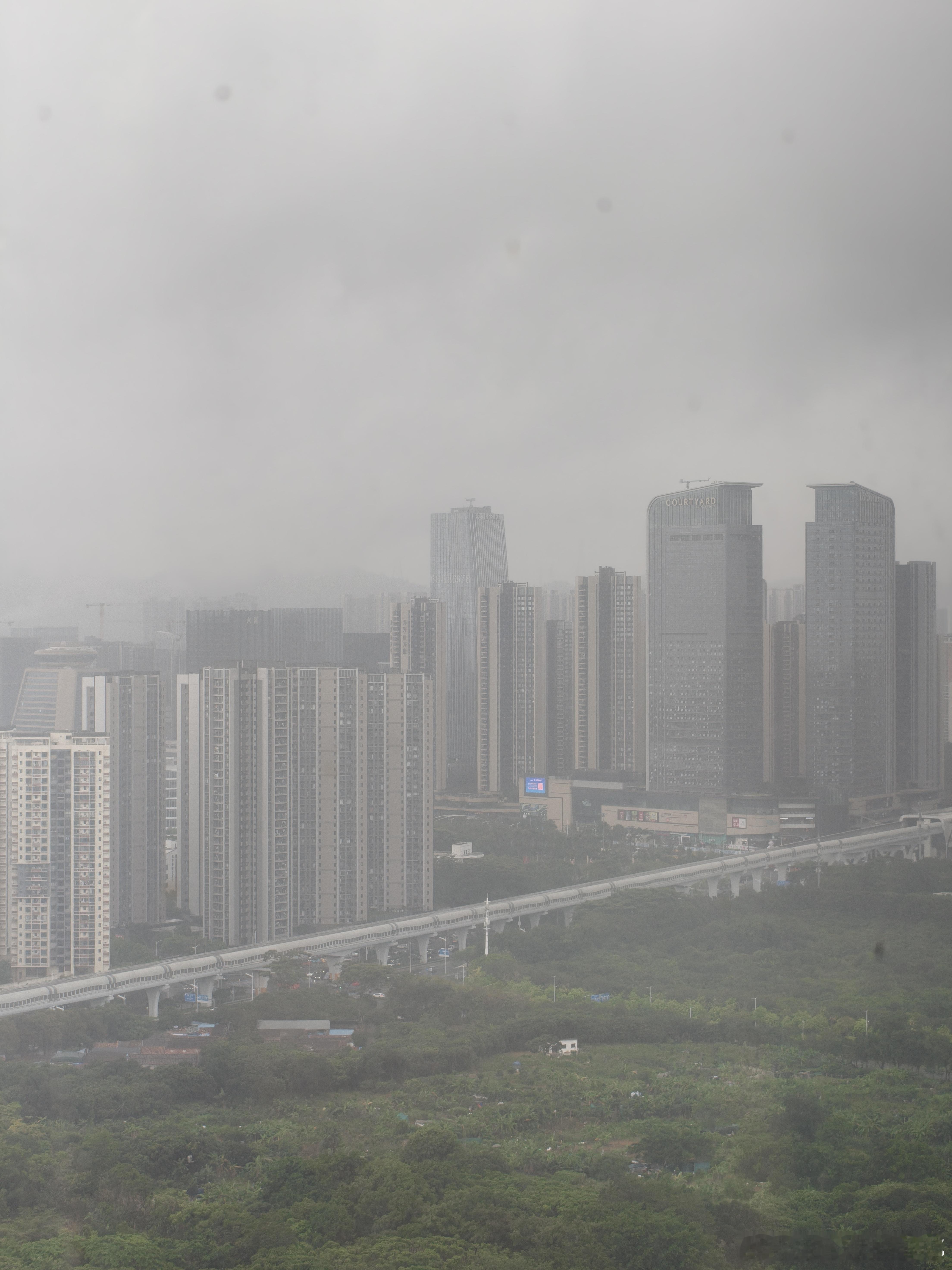 破深圳今年怎么这么多雨啊？昨天大太阳刚说今天拍素材就下雨😭 