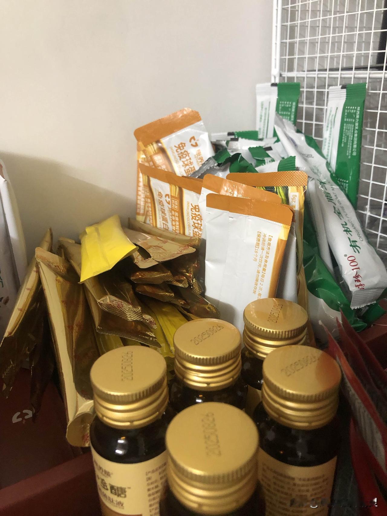 人老了，饭桌旁摆着的这些瓶瓶罐罐，可不是瞎花钱，是咱心里的小念想。年轻时候为家为