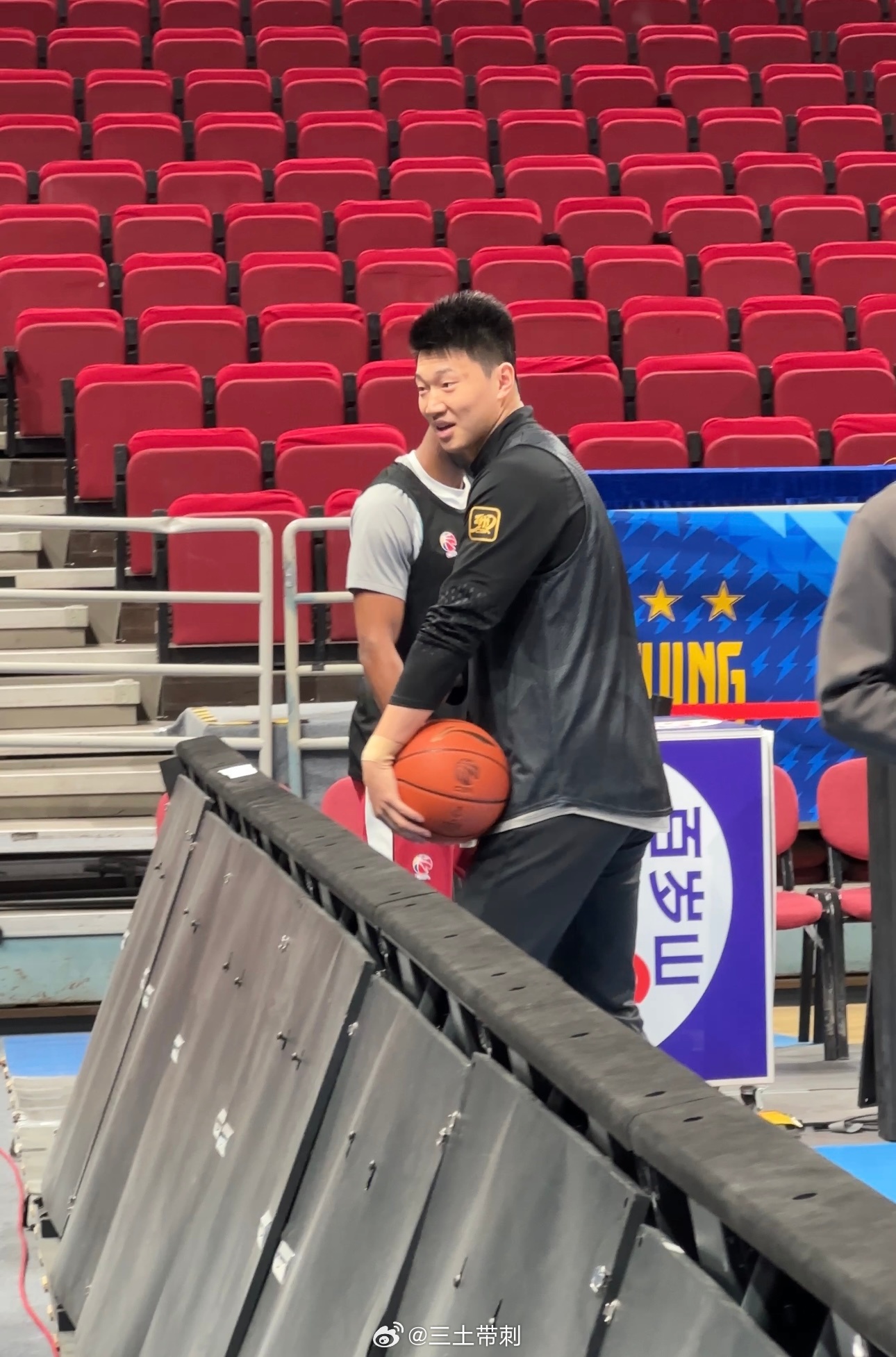 北京男篮vs南京男篮 首钢踩场，雷蒙来了，他自己说挺好。丘天也说自己好多了。 