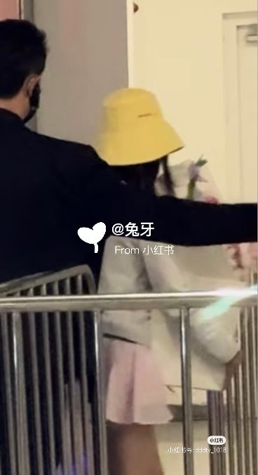 陈都灵去野狗骨头追剧团陈都灵给野狗骨头追剧团送花哇！陈都灵去了野狗骨头追剧团现场